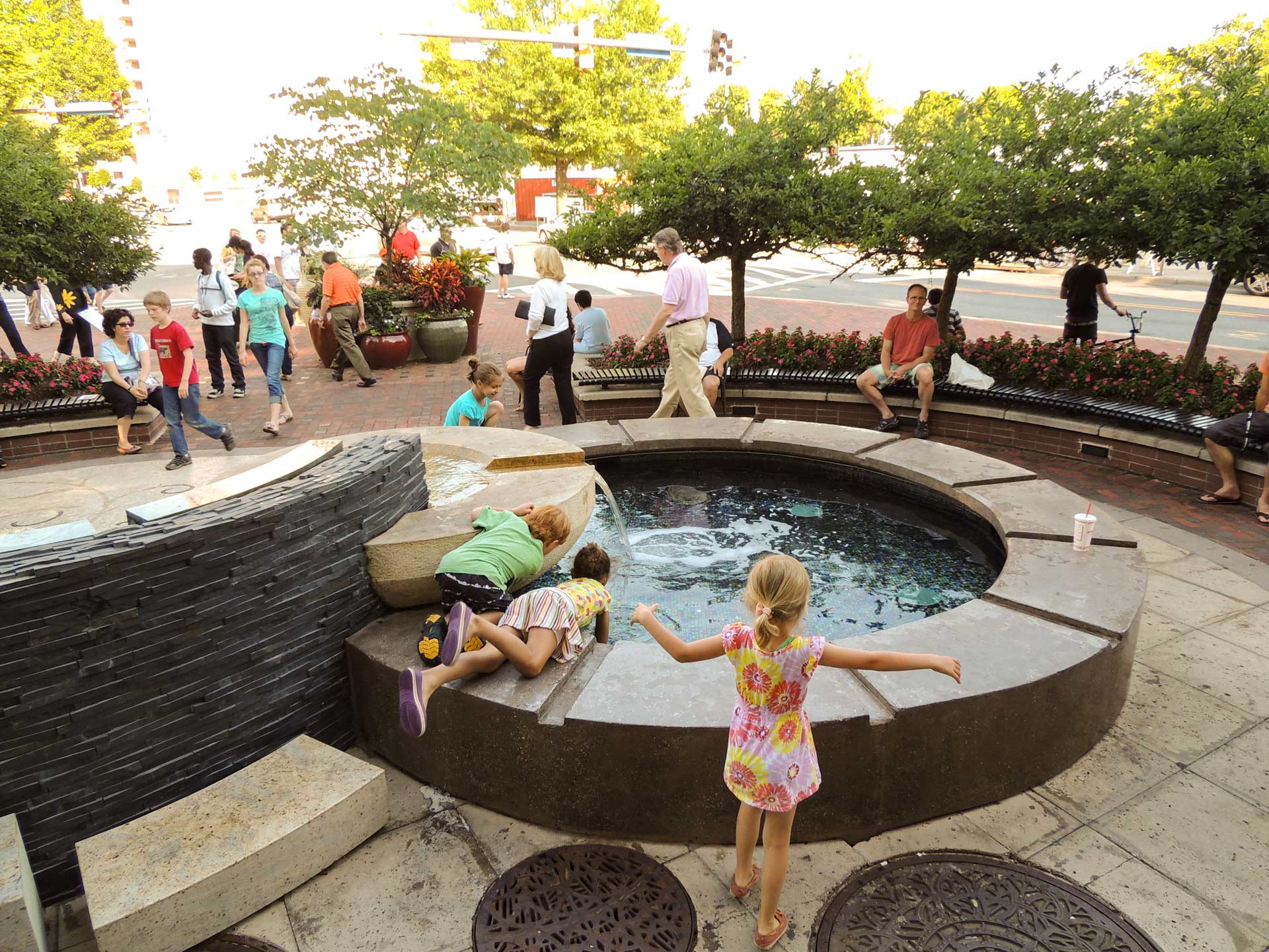 Enfants jouant dans une fontaine