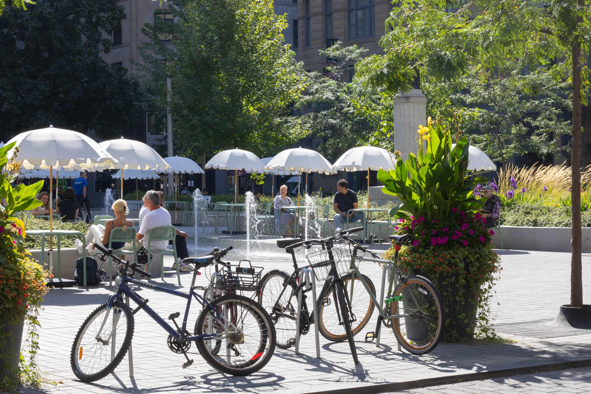 Place publique avec vélos et personnes assises