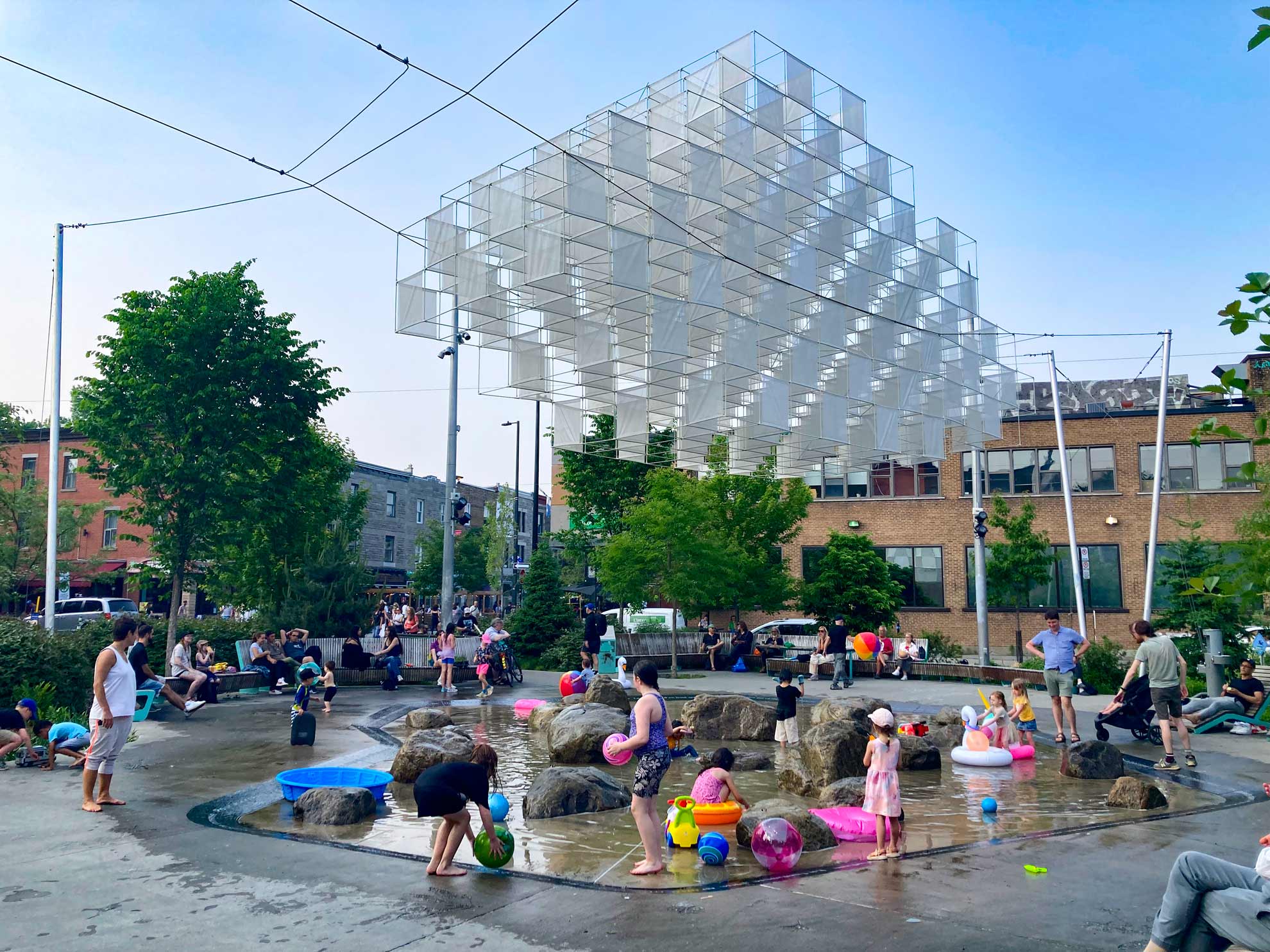 Enfants qui jouent dans l’eau